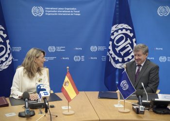 Yolanda Díaz y el director de la OIT presentan en Ginebra la guía para inclusión de las personas LGBTIQ+ en el mundo laboral