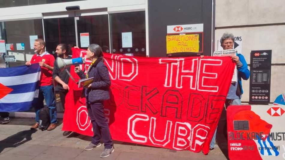 Activistas protestas contra el HSBC por aplicar las medidas del bloqueo estadounidense contra Cuba