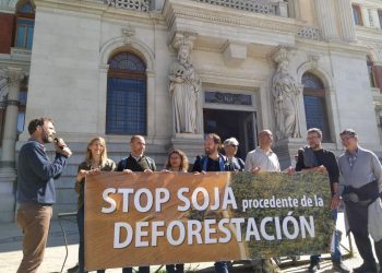Activistas de Brasil denuncian la deforestación y la vulneración de derechos humanos en su país causada por una agroindustria insostenible