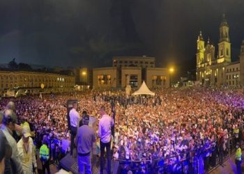 Gustavo Petro cierra campaña con masiva concentración en Bogotá, Colombia
