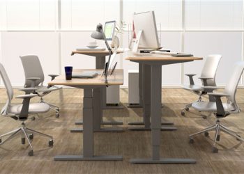 El escritorio sentado/de pie, o cómo la ergonomía mejora el rendimiento en el trabajo y la salud