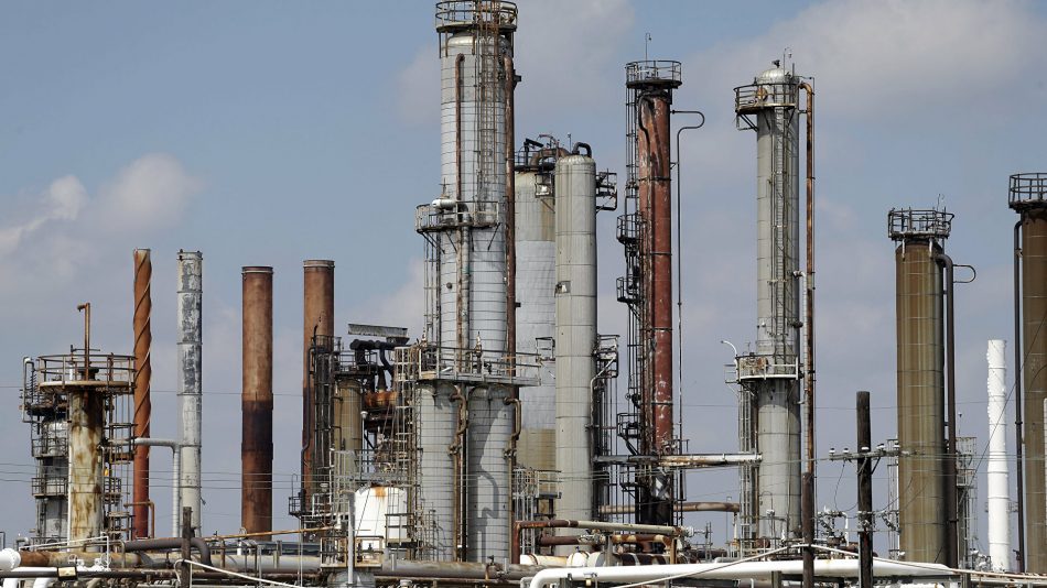 Falta de consenso en la UE aleja embargo petrolero a Rusia