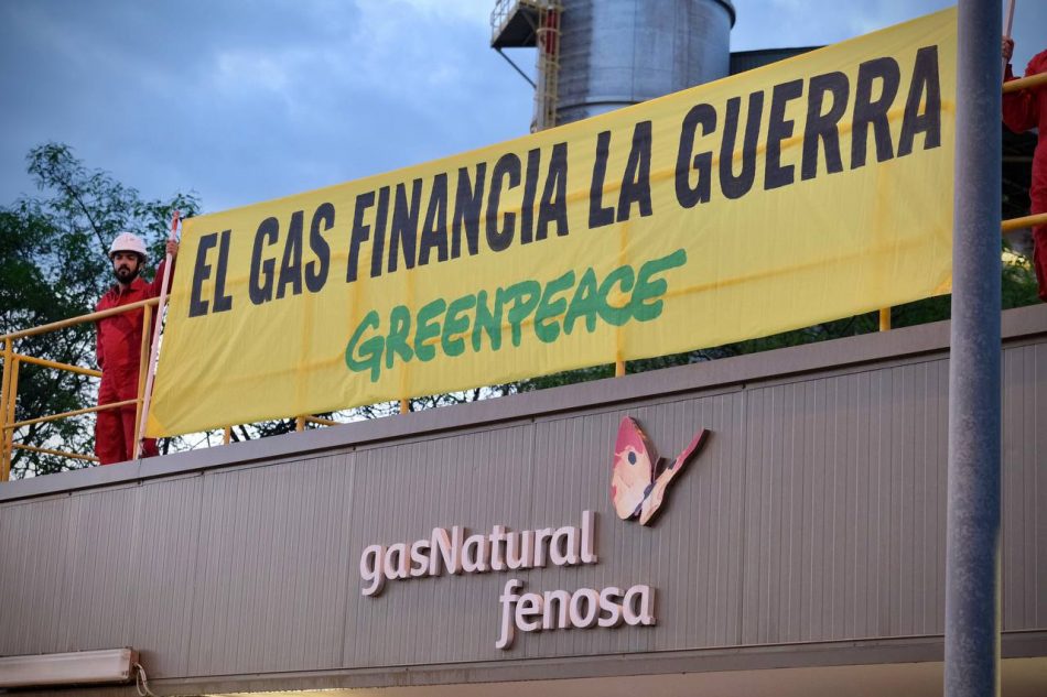 Activistas de Greenpeace escalan la central de Naturgy en Málaga para denunciar que quema gas ruso que financia la guerra en Ucrania
