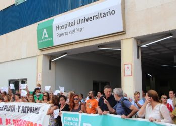 Por Andalucía apoya a las limpiadoras del Hospital de Puerto Real y promete revertir las privatizaciones en la sanidad pública