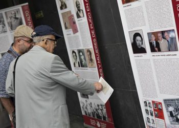El Parlamento de Navarra se suma a la celebración del centenario del PCE con la exposición «Hombres y mujeres de puño en alto»