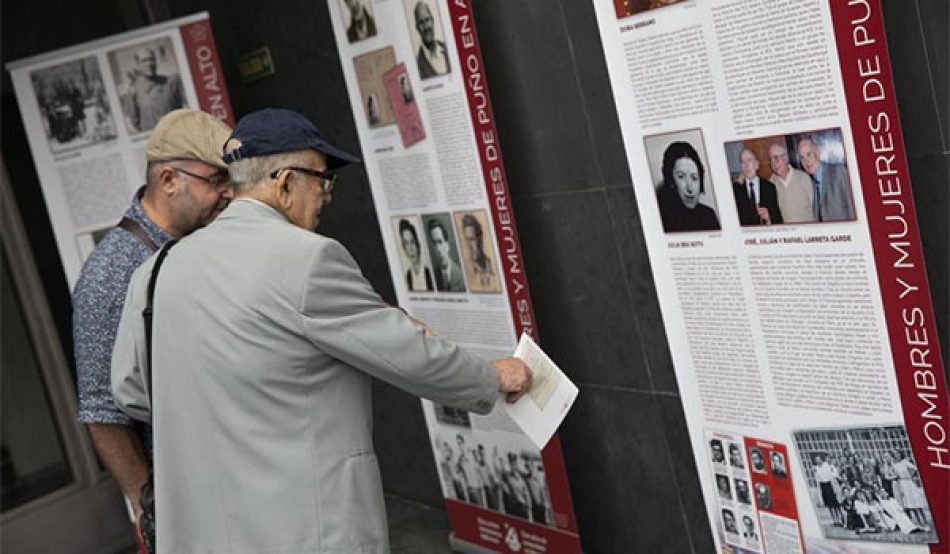 El Parlamento de Navarra se suma a la celebración del centenario del PCE con la exposición «Hombres y mujeres de puño en alto»