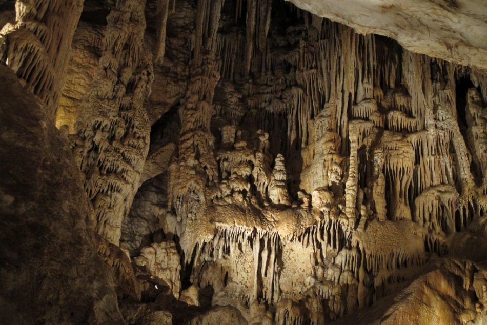 La Junta de Andalucía se desentiende de la protección de la Cueva de los Murciélagos, en Zuheros (Córdoba)