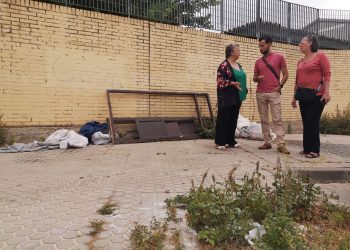 IU Sevilla recoge las denuncias del vecindario de Cerro del Águila por suciedad y falta de desbroces