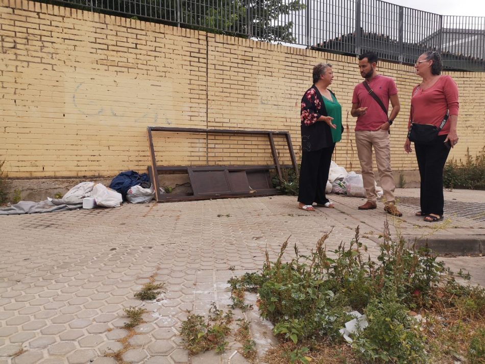 IU Sevilla recoge las denuncias del vecindario de Cerro del Águila por suciedad y falta de desbroces