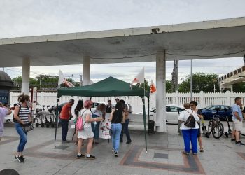 Izquierda Unida Alcalá de Henares sale a la calle a recoger firmas para la ILP por la Sanidad Universal, 100% Pública y de Calidad