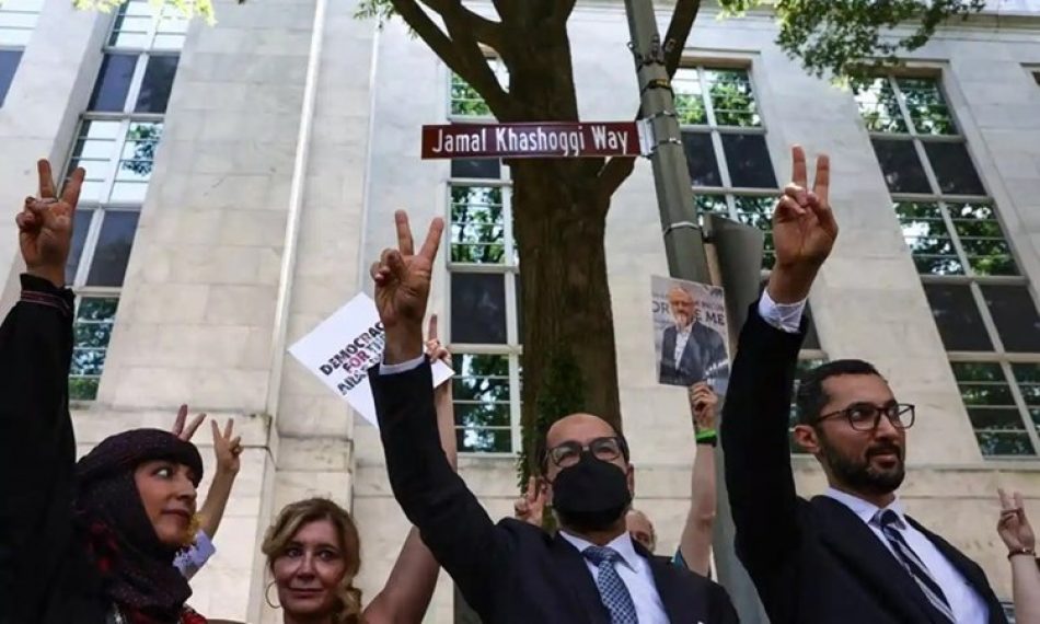 Inauguran cartel con el nombre de Khashoggi frente a la embajada saudí en Washington