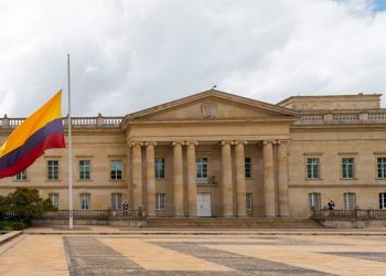Comienza transición de gobiernos entrante y saliente de Colombia