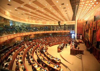 Parlamento vota en contra de destituir a presidente de Ecuador