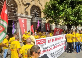 ‘Por Andalucía’ se suma a la protesta de Correos en Sevilla y apuesta por un servicio público de calidad