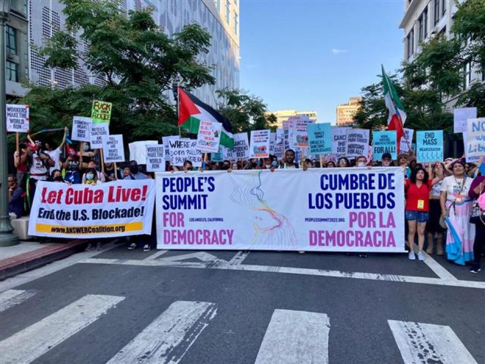 La Cumbre de los Pueblos concluye con una gran marcha a la sede de la Cumbre de las Américas en Los Ángeles