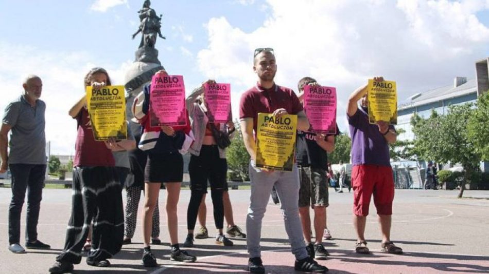 Acto político y concentración por la absolución de Pablo, para quien piden 5 años de cárcel por lanzar pintura sobre la estatua de Colón en Valladolid