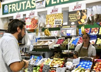 Por Andalucía propone duplicar las ayudas al comercio de cercanía frente al incremento desmesurado de grandes superficies