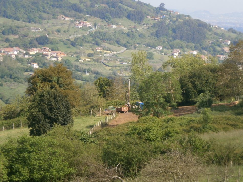 El Ayuntamiento de Gijón autoriza ampliar la mina de fluorita a todo el valle de Baldornon sin escuchar a los vecinos