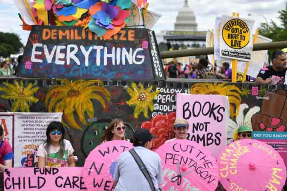 Miles de personas marchan en Washington D.C. contra la desigualdad en EEUU