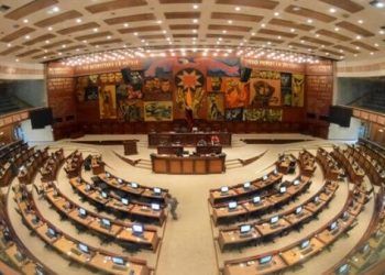 Suspenden sesión parlamentaria sobre destitución del presidente de Ecuador