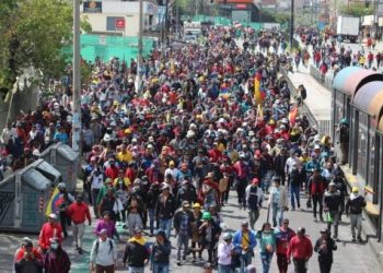 Continúan protestas en Ecuador con tributo a víctimas de represión policial durante paro nacional