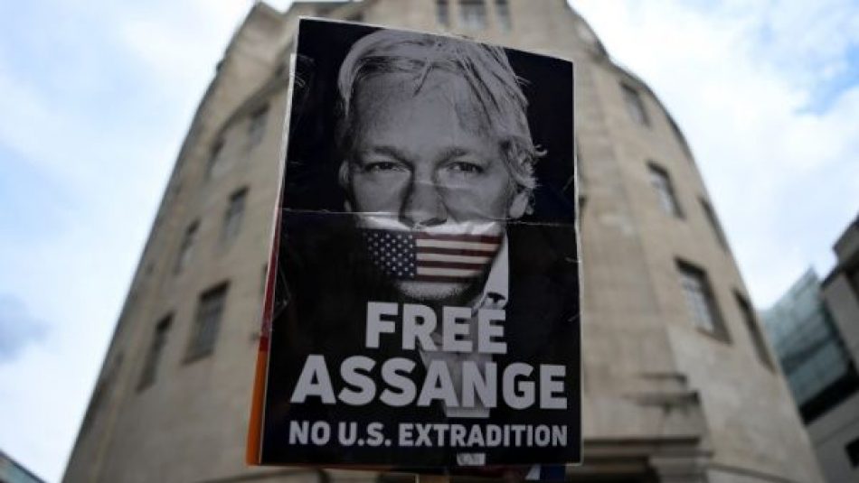 Organizaciones de periodistas exigen la liberación de Assange