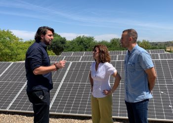 Por Andalucía propone instalar paneles solares en todos los edificios púbicos para reducir la dependencia de las grandes eléctricas