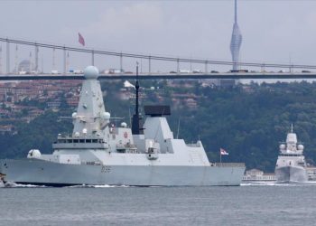 Lavrov: Londres busca pretextos para enviar sus naves al mar Negro