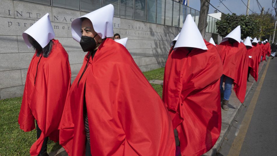 Manifestantes protestan ante Bachelet por la violencia contra las mujeres en Perú vistiendo trajes de «El cuento de la criada»