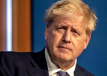 Siguen renuncias en gobierno británico, con Johnson cada vez más solo