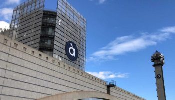 Compromís denuncia la involución democrática de À Punt y la caída de 4 puntos de audiencia de los informativos
