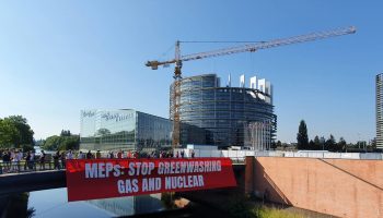 Amigos de la Tierra denuncia la irresponsabilidad del Parlamento Europeo al considerar el gas y la nuclear como energías sostenibles