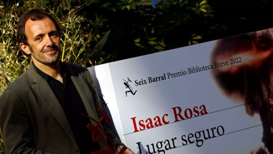 Isaac Rosa presenta en Conil su novela «Lugar seguro», Premio Biblioteca Breve de Seis Barral 2022