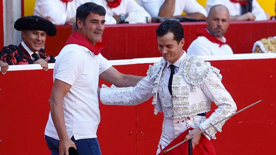 PACMA denuncia al torero Jesulín de Ubrique por invadir la plaza durante una corrida