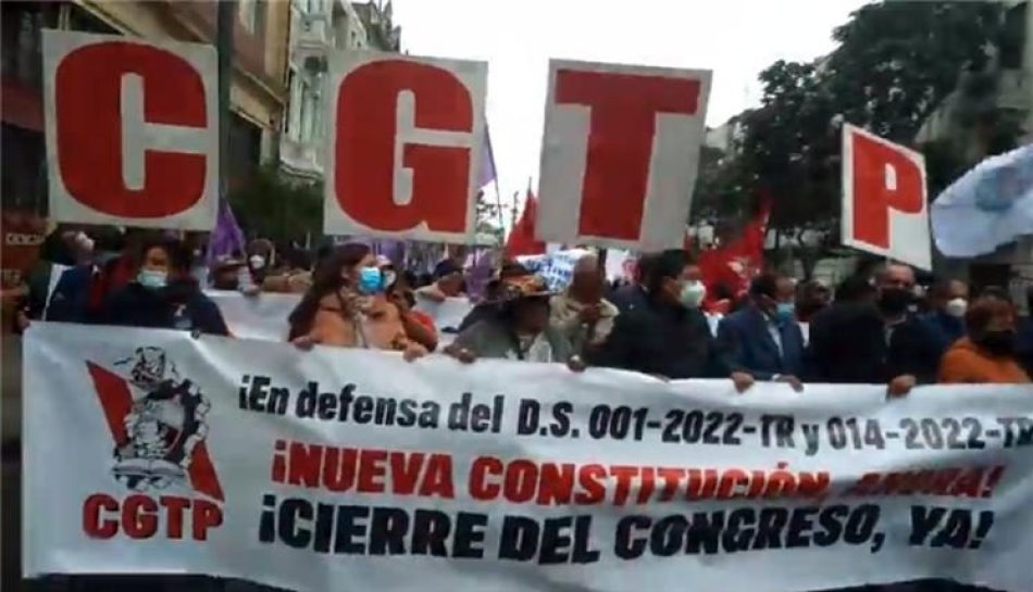 Miles de trabajadores marchan en defensa de conquistas en Perú