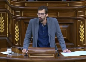 El diputado Bueno defiende tres resoluciones para avanzar en la aconfesionalidad del Estado, mejorar la financiación de los ayuntamientos y limitar la expansión de las casas de apuestas