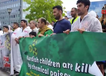 Kurdos protestan contra los ataques químicos turcos frente a la Comisión Europea