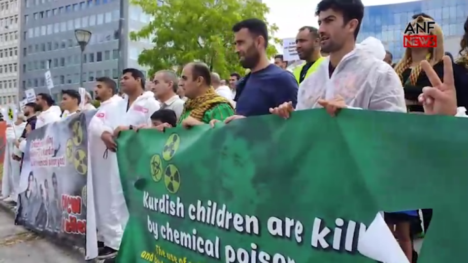 Kurdos protestan contra los ataques químicos turcos frente a la Comisión Europea