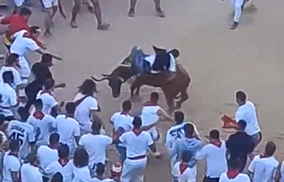 Una horda de borrachos asedia una vaquilla en los Sanfermines al son de «Bella Ciao»