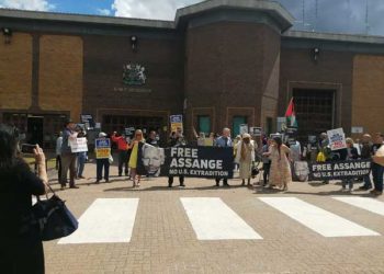 Exigen en Londres liberación de Assange en su cumpleaños 51