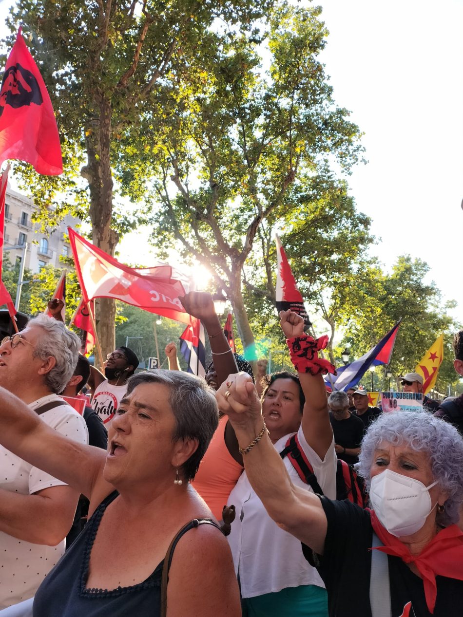 «Trenquem el bloqueig» se escuchó en Barcelona en una nueva concentración solidaria que convocó a dos centenares de personas