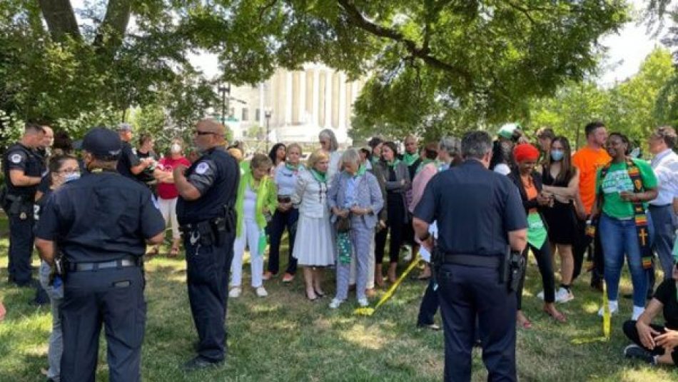 Arrestan a legisladores de EE.UU. por protesta en apoyo al aborto