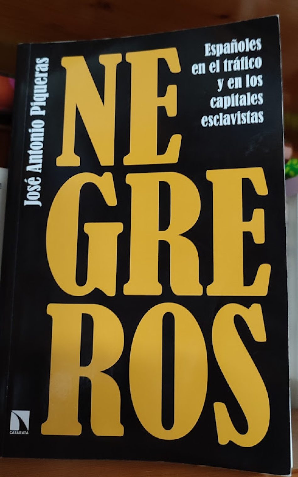 «Negreros», de José Antonio Piqueras, un libro sobre la sordidez de la esclavitud moderna en España