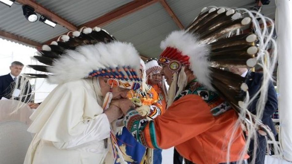 Papa Francisco pide perdón por abusos contra indígenas en Canadá