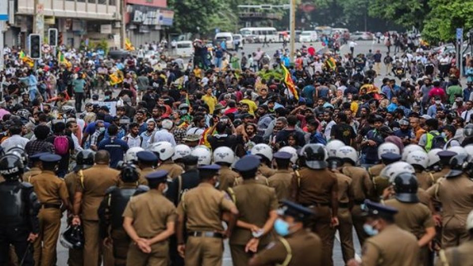 Manifestantes asaltan la residencia presidencial en Sri Lanka