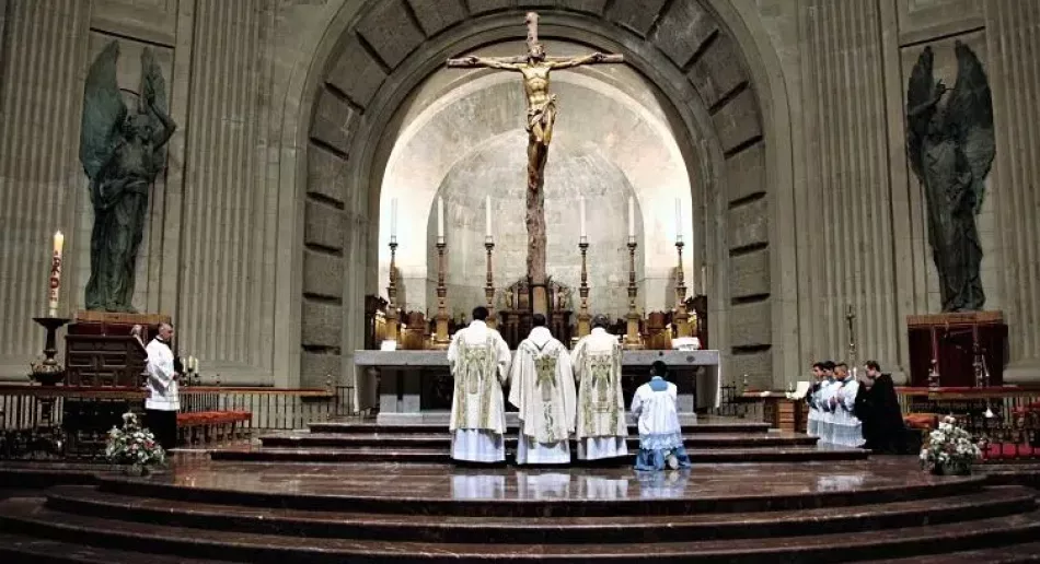 Reclaman a Bolaños que cumpla la ley y expulse a los monjes benedictinos del Valle de los Caídos