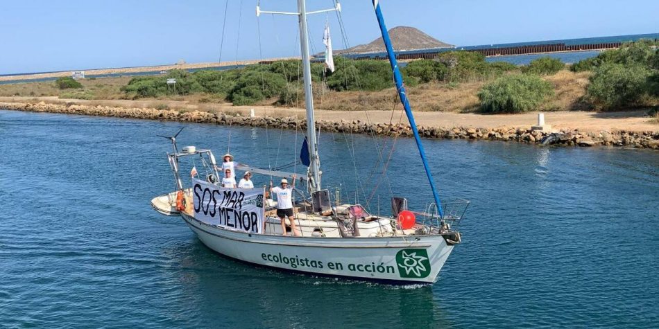 El velero de Ecologistas en Acción llega al Mar Menor