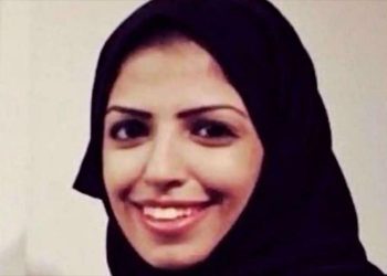 Activista saudí condenada a 34 años de cárcel por tuits críticos