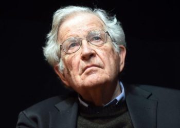Chomsky avisa de serio declive de EEUU dados los golpes internos