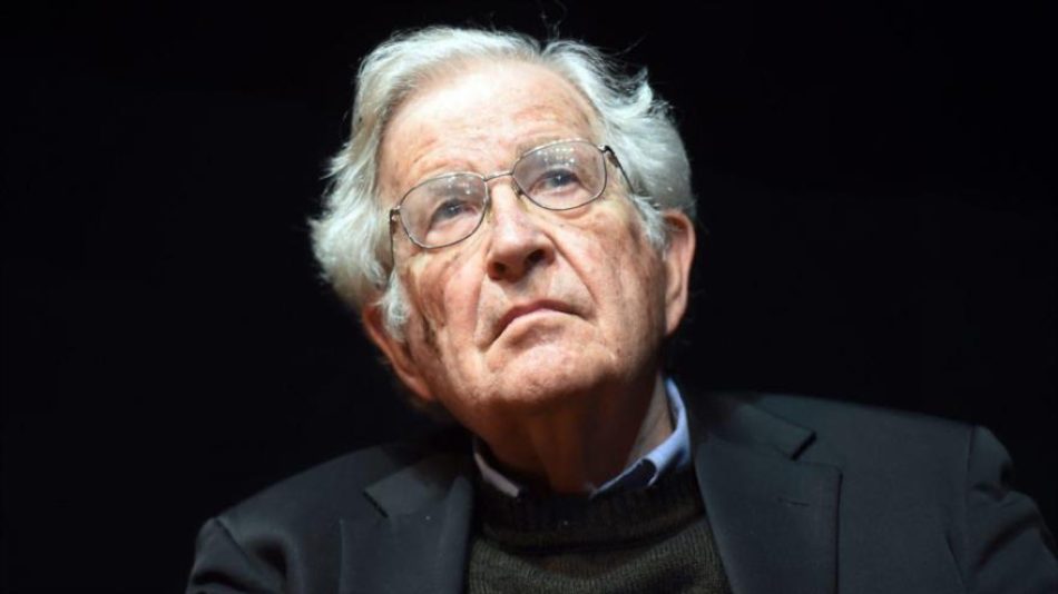 Chomsky avisa de serio declive de EEUU dados los golpes internos